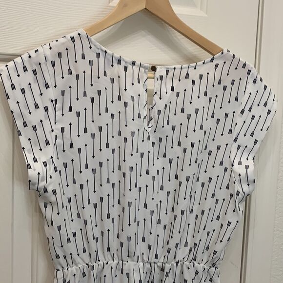Sweet Rain Size Medium Scoop Neck Short Sleeve White Black Arrows Button Back - Picture 6 of 10